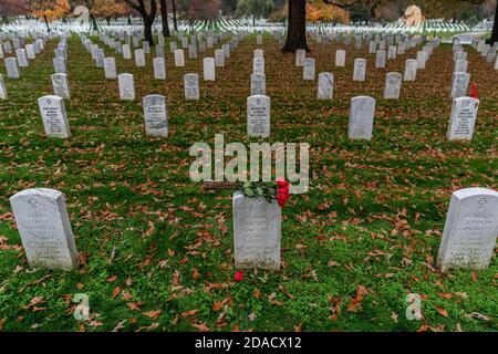 Washington, Usa. November 2020. Am Mittwoch, den 11. November 2020, werden Blumen an Grabstätten auf dem Nationalfriedhof von Arlington am Veteranentag in Washington, DC zurückgelassen. Der Veterans Day ist ein Bundesfeiertag in den Vereinigten Staaten, der jährlich am 11. November begangen wird, um Militärveteranen zu ehren, die in den US-Streitkräften gedient haben. Foto von Ken Cedeno/UPI Kredit: UPI/Alamy Live Nachrichten Stockfoto