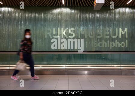 Amsterdam, Holland, 25. September 2020. Reisende mit Schutzmasken auf der Durchreise auf Schipol Flughafen während der 2020er Jahre COVID-19 Pandemie, Amsterdam, Holland, Europa. Kredit: Nicholas Tinelli/Alamy Live Nachrichten. Stockfoto