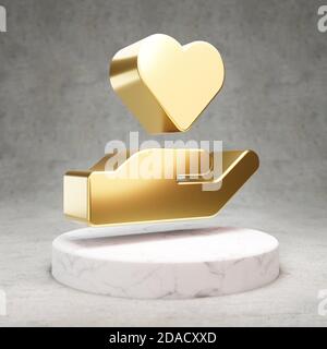 Symbol „Hand hält Herz“. Gold glänzende Hand halten Herz Symbol auf weißem Marmor Podium. Modernes Icon für Website, Social Media, Präsentation, Design Template Element. 3D-Rendering. Stockfoto