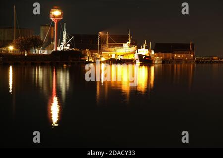 Albatross Light Tower im Hafen von Arklow mit Booten dahinter Stockfoto