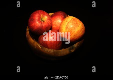 Frischer roter Apfel in einer Holzschale. Stockfoto