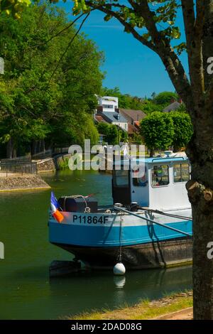 Frankreich, Cher (18), Vierzon, Canal du Berry an der Mündung des Yèvre (im Hintergrund), Barge 'Le Cher' Stockfoto