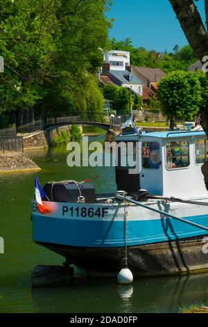 Frankreich, Cher (18), Vierzon, Canal du Berry an der Mündung des Yèvre (im Hintergrund), Barge 'Le Cher' Stockfoto