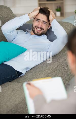 Verärgert Mann mit unangenehmen Gespräch mit einem Profi Stockfoto