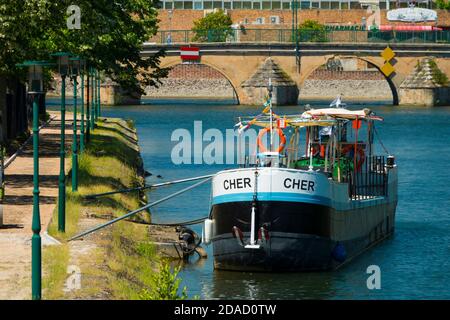 Frankreich, Cher (18), Vierzon, Canal du Berry, Barge 'Le Cher', gebaut 1940, um 83m3 Brennstoff zu transportieren und restauriert von der Arecabe Vereinigung, die erhalten Stockfoto