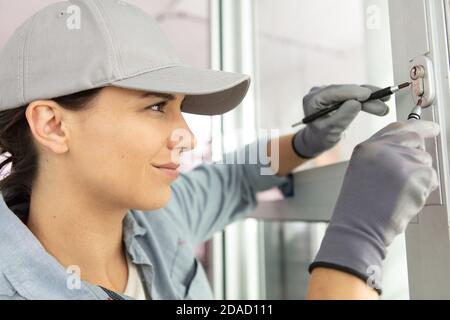 Frau Instandsetzung einer Tür Stockfoto