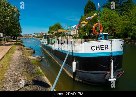 Frankreich, Cher (18), Vierzon, Canal du Berry, Barge 'Le Cher', gebaut 1940, um 83m3 Brennstoff zu transportieren und restauriert von der Arecabe Vereinigung, die erhalten Stockfoto