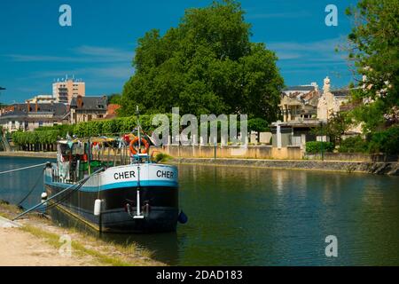 Frankreich, Cher (18), Vierzon, Canal du Berry, Barge 'Le Cher', gebaut 1940, um 83m3 Brennstoff zu transportieren und restauriert von der Arecabe Vereinigung, die erhalten Stockfoto