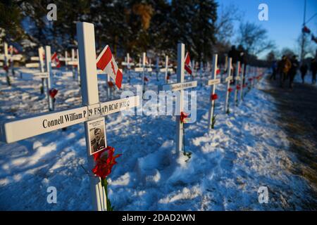 Calgary, Alberta, Kanada. November 2020. Am Gedenktag am 11. November, am Field of Crosses Memorial in Calgary, Alberta, laufen die Mitglieder der Öffentlichkeit durch Kreuzreihen. Das Feld der Kreuze ist ein jährliches Denkmal, das die fast 120,000 kanadischen Veteranen anerkennt, die seit 1914.4 in Kriegen ihr Leben verloren haben. Quelle: Gavin John/ZUMA Wire/Alamy Live News Stockfoto