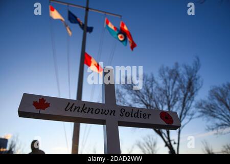 Calgary, Alberta, Kanada. November 2020. Ein Kreuz, das den Unknown Solider darstellt, steht vor den kanadischen Flaggen am Gedenktag, 11. November, am Field of Crosses Memorial in Calgary, Alberta. Das Feld der Kreuze ist ein jährliches Denkmal, das die fast 120,000 kanadischen Veteranen anerkennt, die seit 1914 in Kriegen ihr Leben verloren haben. Quelle: Gavin John/ZUMA Wire/Alamy Live News Stockfoto