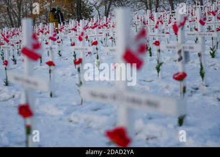 Calgary, Alberta, Kanada. November 2020. Am Gedenktag am 11. November, am Field of Crosses Memorial in Calgary, Alberta, laufen die Mitglieder der Öffentlichkeit durch Kreuzreihen. Das Feld der Kreuze ist ein jährliches Denkmal, das die fast 120,000 kanadischen Veteranen anerkennt, die seit 1914 in Kriegen ihr Leben verloren haben. Quelle: Gavin John/ZUMA Wire/Alamy Live News Stockfoto