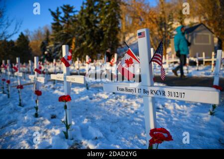 Calgary, Alberta, Kanada. November 2020. Am Gedenktag am 11. November, am Field of Crosses Memorial in Calgary, Alberta, laufen die Mitglieder der Öffentlichkeit durch Kreuzreihen. Das Feld der Kreuze ist ein jährliches Denkmal, das die fast 120,000 kanadischen Veteranen anerkennt, die seit 1914.4 in Kriegen ihr Leben verloren haben. Quelle: Gavin John/ZUMA Wire/Alamy Live News Stockfoto