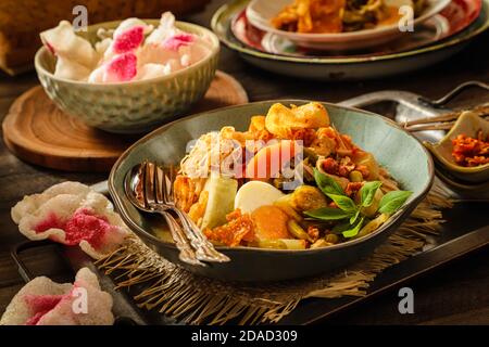 Lontong Sayur Medan, das Peranakan-Gericht aus Reiskuchen und Gemüse-Curry-Suppe aus Medan, Nord-Sumatra Stockfoto