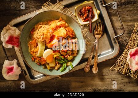 Lontong Sayur Medan, das Peranakan-Gericht aus Reiskuchen und Gemüse-Curry-Suppe aus Medan, Nord-Sumatra Stockfoto