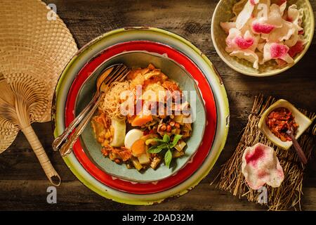 Lontong Sayur Medan, das Peranakan-Gericht aus Reiskuchen und Gemüse-Curry-Suppe aus Medan, Nord-Sumatra Stockfoto