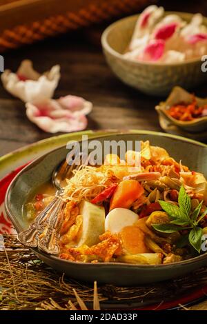 Lontong Sayur Medan, das Peranakan-Gericht aus Reiskuchen und Gemüse-Curry-Suppe aus Medan, Nord-Sumatra Stockfoto