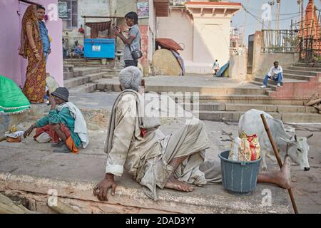Varanasi, Indien, November 2015. Ein Mann sieht aus wie ein Fotograf, der ein Paar in einem Ghat am Ganges-Fluss fotografiert. Stockfoto