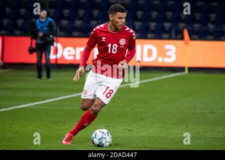 Broendby, Dänemark. November 2020. Alexander Bah (21) aus Dänemark im internationalen Freundschaftsspiel zwischen Dänemark und Schweden im Broendby Stadion in Broendby. (Foto Kredit: Gonzales Foto/Alamy Live News Stockfoto