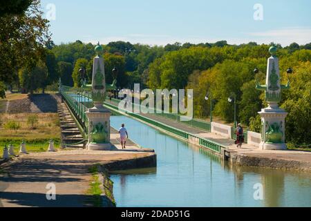 France,Loiret (45), Briare, Briare Kanalbrücke, 1896 von Eiffel erbaut, war sie bis 2003 mit ihren 662 Metern Länge die längste Kanalbrücke im W Stockfoto