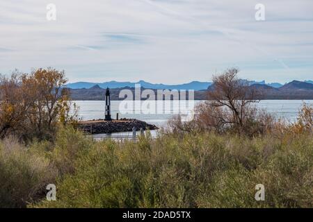 Ein schwarz-weißer Lake Havasu Leuchtturm in Arizona Stockfoto