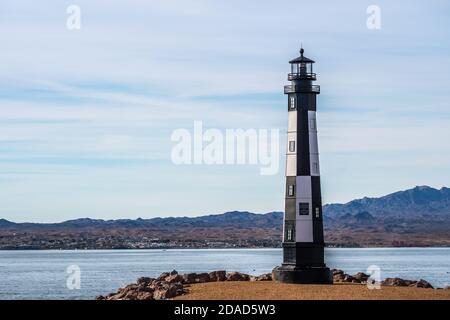 Ein schwarz-weißer Lake Havasu Leuchtturm in Arizona Stockfoto