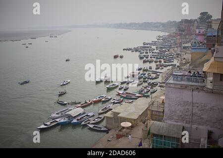 Varanasi, Indien, November 2011. Luftaufnahme einer Terrasse mit Touristen über den Ghats des Ganges Flusses. Stockfoto