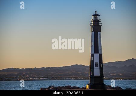 Ein schwarz-weißer Lake Havasu Leuchtturm in Arizona Stockfoto