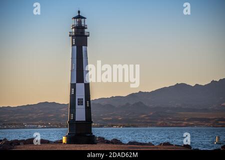 Ein schwarz-weißer Lake Havasu Leuchtturm in Arizona Stockfoto