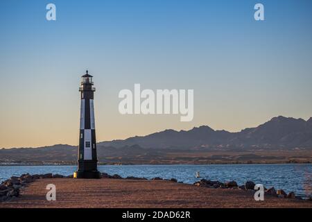 Ein schwarz-weißer Lake Havasu Leuchtturm in Arizona Stockfoto