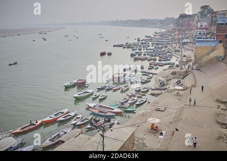 Varanasi, Indien, November 2011. Luftaufnahme der Ghats des Ganges-Flusses voller Boote. Stockfoto