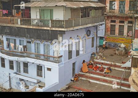 Varanasi, Indien, November 2011. Luftaufnahme eines Ghats mit einigen sadhus, die auf den Stufen sitzen. Stockfoto