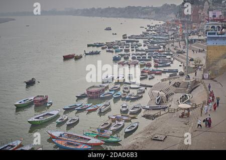 Varanasi, Indien, November 2011. Luftaufnahme der Ghats des Ganges-Flusses voller Boote. Stockfoto