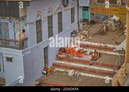 Varanasi, Indien, November 2011. Luftaufnahme eines Ghats mit einigen sadhus, die auf den Stufen sitzen. Stockfoto