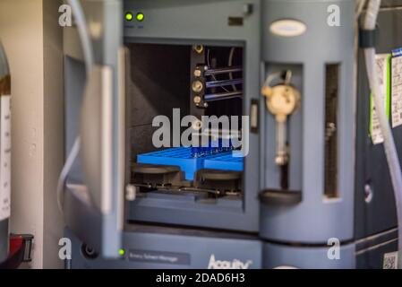 Melbourne, Australien. November 2020. Ein analytisches Instrument in einem medizinischen Forschungslabor am Alfred (Krankenhaus), das an innovativer Forschung in der Gastroenterologie beteiligt ist. Quelle: Alexander Bogatirev/SOPA Images/ZUMA Wire/Alamy Live News Stockfoto