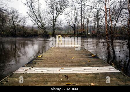 Holzdock am French Broad River an einem nebligen Morgen - Penrose Boating Access Area - Penrose, in der Nähe von Brevard, North Carolina, USA Stockfoto