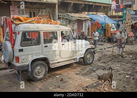 Varanasi, Indien, November 2015. Männer tragen eine Leiche auf dem Dach eines Autos. Stockfoto