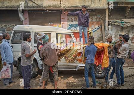 Varanasi, Indien, November 2015. Männer tragen eine Leiche auf dem Dach eines Autos. Stockfoto