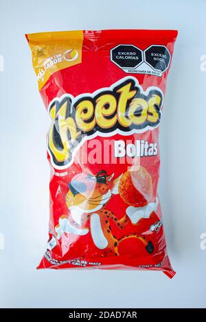 Calgary, Alberta. Kanada. November 11 2020. Ein Beutel mit Cheetos mit hohem Natrium und Kalorien Warnung. Stockfoto