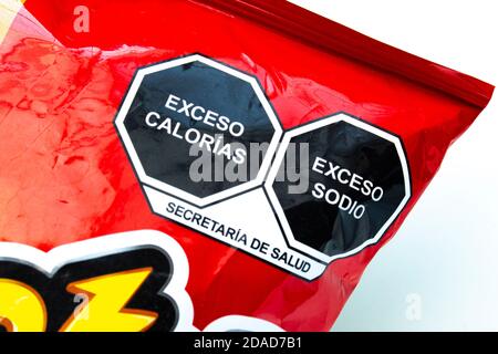 Calgary, Alberta. Kanada. November 11 2020. Nahaufnahme einer hohen Natrium-und Kalorien Warnung. Stockfoto