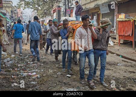 Varanasi, Indien, November 2015. Männer transportieren eine Leiche zur Verbrennung. Stockfoto