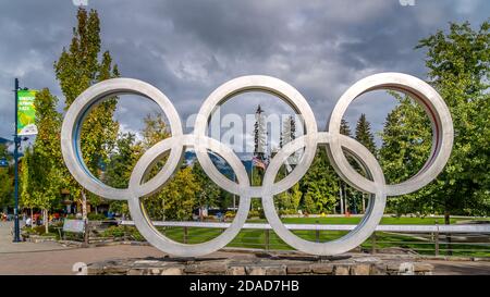 Die Olympischen Ringe im Zentrum von Whistler Village, ein Überbleibsel der Olympischen Winterspiele 2010 Stockfoto