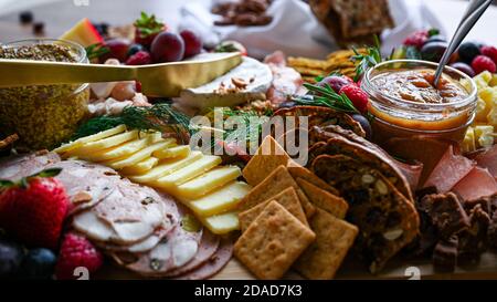 Wurstwaren und Käse Weidebrett Stockfoto