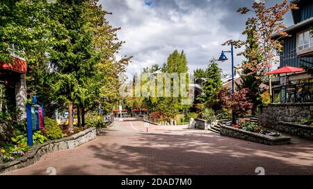 Der Dorfspaziergang schlängelt sich durch das Dorf Whistler, British Columbia, Kanada Stockfoto