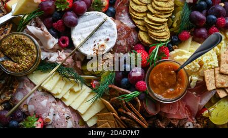 Wurstwaren und Käse Weidebrett Stockfoto