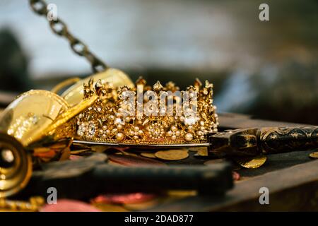 Antike Schatzgoldkrone mit Münzen für Reichtum, Luxus und Erfolgskonzept Stockfoto