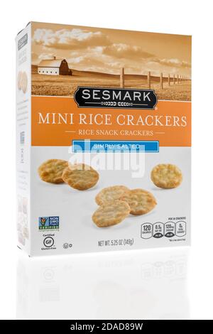 Winneconne, WI - 22. Oktober 2020: Ein Paket von Sesmark Mini-Reiscracker auf einem isolierten Hintergrund. Stockfoto