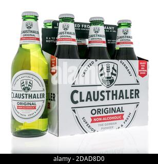 Winneconne, WI - 22. Oktober 2020: Ein Sechserpack Clausthaler nicht-alkoholisches Bier auf einem isolierten Hintergrund. Stockfoto