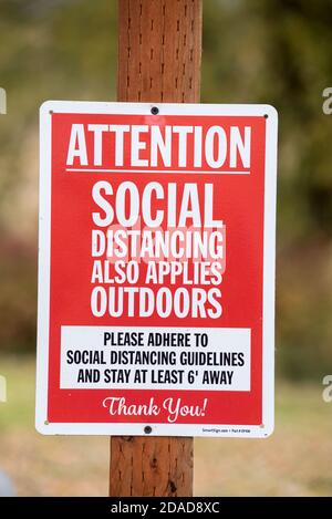 Soziale Distanzierung Zeichen auf Alpine Meadows Golfplatz in Enterprise, Oregon. Stockfoto