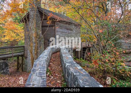 Historische Stone Mountain Grist Mill mit überschossenen Wasserrad im Stone Mountain Park in der Nähe von Atlanta, Georgia. (USA) Stockfoto