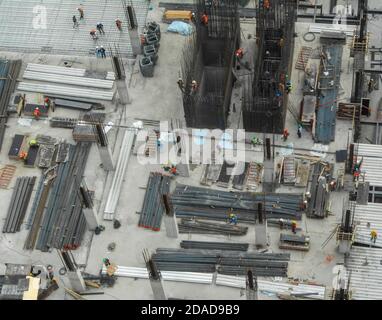 Baustelle mit Arbeiter von oben betrachtet Stockfoto